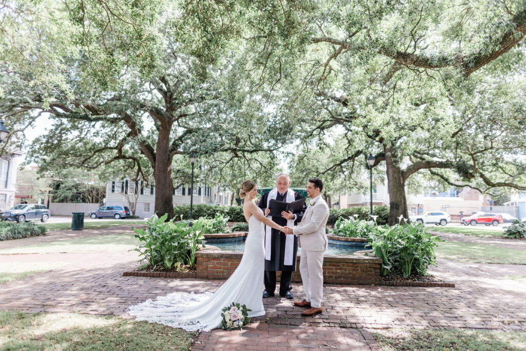 Quietest Squares for Savannah Weddings - Columbia Square