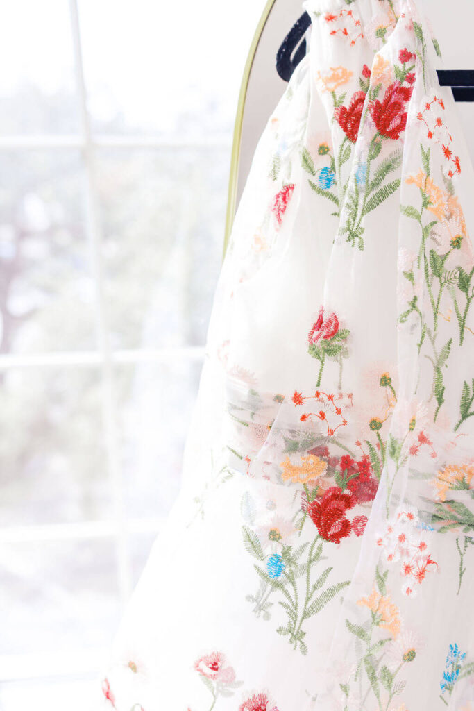 tips for traveling with your wedding dress