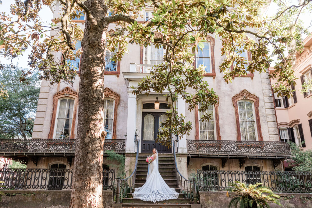 Savannah wedding photo spots - Alex Raskins in Monterey Square